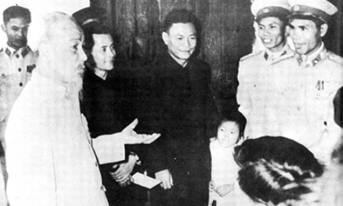 Tư tưởng Hồ Chí Minh về rèn luyện bản lĩnh chính trị cho cán bộ, chiến sỹ công an nhân dân