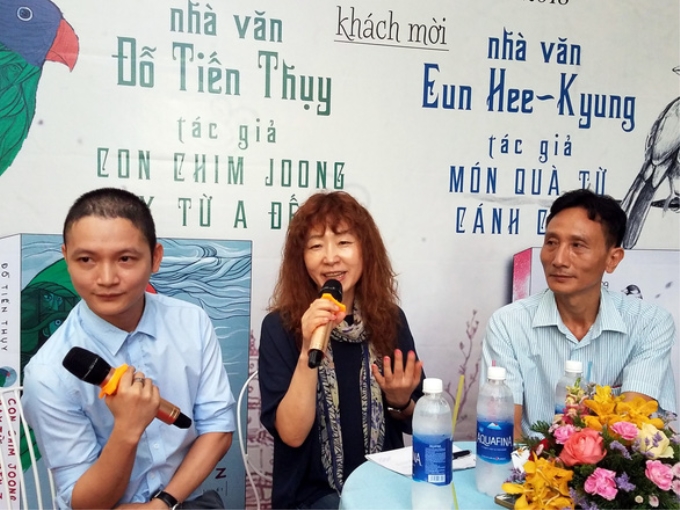 Nhà văn Eun Heekyung (giữa) đang chia sẻ quan niệm văn chương tại buổi giao lưu cùng nhà văn Đỗ Tiến Thụy (phải) - Ảnh: L.Điền