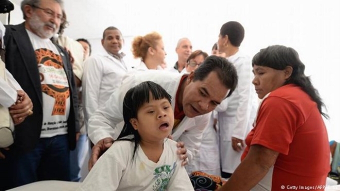 Bác sỹ Cuba đang khám bệnh. (Nguồn: Getty Images)