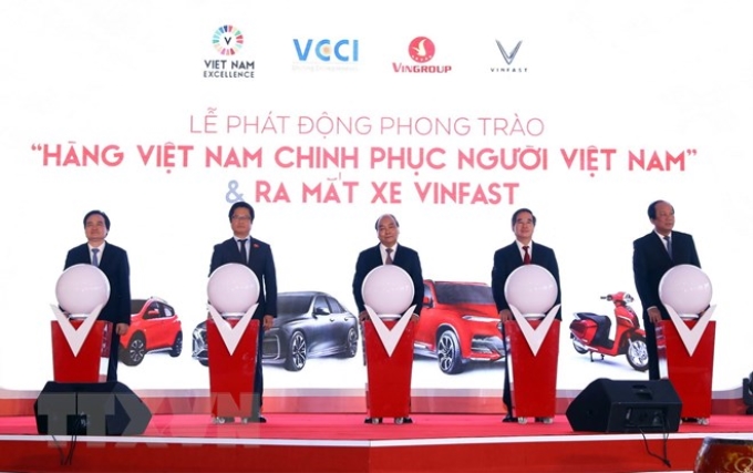 Thủ tướng Nguyễn Xuân Phúc và các đại biểu thực hiện nghi thức khai trương. (Ảnh: TTXVN)