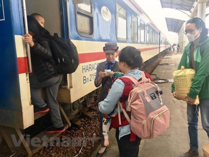 Hành khách đi tàu ở các cự ly ngắn ngày càng đông. (Ảnh: Phương Linh/Vietnam+).