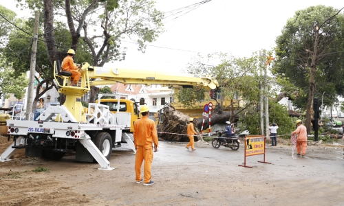 EVNSPC khắc phục thiệt hại trên lưới điện sau bão