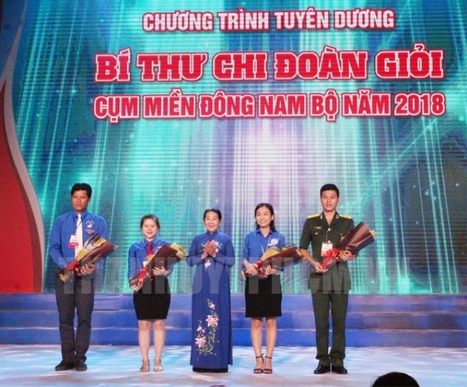 Phó Bí thư Thành ủy TPHCM Võ Thị Dung tặng hoa các đại biểu giao lưu