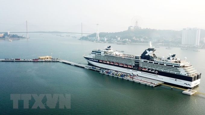 Tàu Celebrity Millennium đưa hơn 2.000 hành khách và gần 1.000 thủy thủ đoàn thuộc nhiều quốc tịch đến tham quan Vịnh Hạ Long và các điểm du lịch ở Quảng Ninh. (Nguồn: TTXVN)