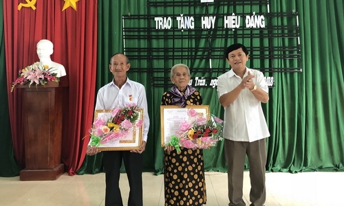 Huyện ủy Châu Thành (Tây Ninh): Trao huy hiệu Đảng cho các đảng viên