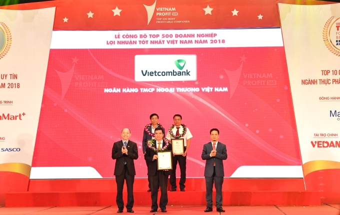 Đại diện Vietcombank nhận giải thưởng từ Ban tổ chức.