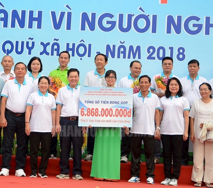 Các đơn vị, doanh nghiệp trao bảng tượng trưng đóng góp hơn 6,8 tỷ đồng để chăm lo cho người nghèo quận Phú Nhuận