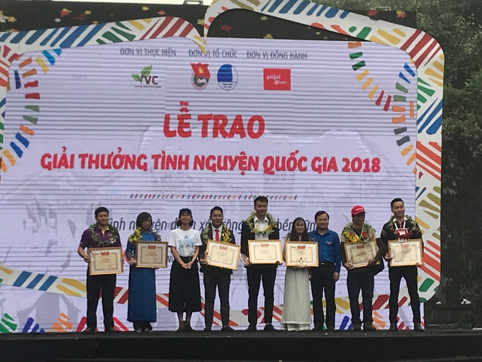 Trao Giải thưởng cho các tổ chức đạt giải thưởng Tình nguyện Quốc gia 2018 (ảnh DP)