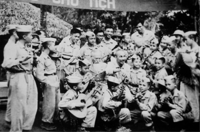 Bác Hồ với Đoàn Nghệ thuật thiếu nhi Liên khu X và đội Thiếu sinh quân đến chúc mừng sinh nhật Bác 60 tuổi tại Việt Bắc năm 1950. Ảnh: Tư liệu