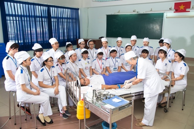 Giảng dạy cho các sinh viên chuyên ngành điều dưỡng tại Đại học Nguyễn Tất Thành. (Ảnh: PV/Vietnam+)