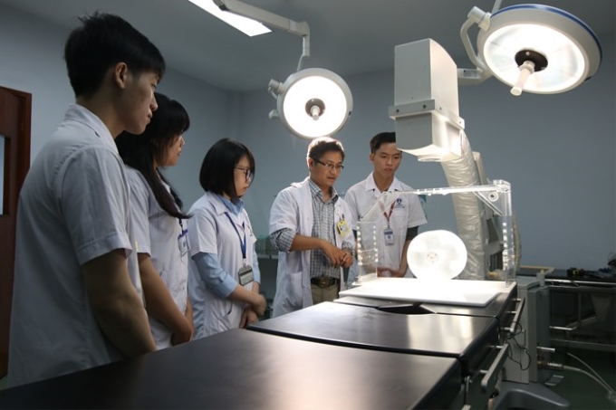 Sinh viên nhà trường trong một tiết học thực hành về vật lý y khoa. (Ảnh: PV/Vietnam+)