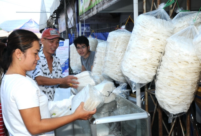 Một gian hàng tại Lễ hội Bánh tráng phơi sương Trảng Bàng lần I, năm 2016