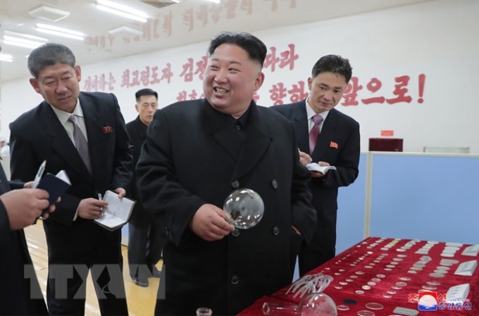 Nhà lãnh đạo Triều Tiên Kim Jong-un thăm nhà máy sản xuất kính Taegwan ở tỉnh Bắc Pyongan ngày 18/11/2018. (Nguồn: YONHAP/TTXVN)