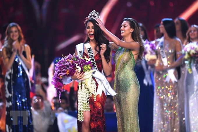 Người đẹp Phillipines Catriona Gray (trái, phía trước) đăng quang Hoa hậu Hoàn vũ 2018 tại cuộc thi chung kết ở Bangkok, Thái Lan ngày 17/12/2018. (Nguồn: AFP/TTXVN)