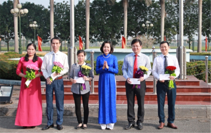 Đồng chí Nguyễn Thị Thanh, Ủy viên Trung ương Đảng, Bí thư Tỉnh ủy tặng hoa cho các tập thể và cá nhân tiêu biểu dưới nghi thức chào cờ đầu tuần tại Tỉnh ủy
