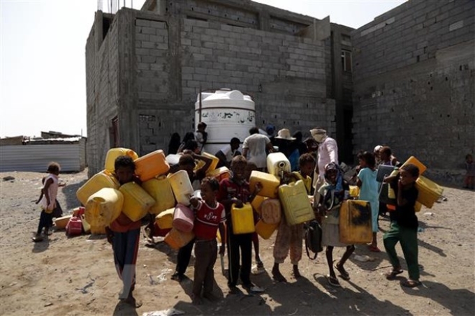 Trẻ em chờ lấy nước tại một điểm phân phối nước ở Hodeidah, Yemen. (Ảnh: THX/TTXVN)