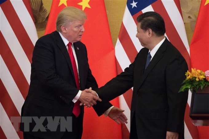 Chủ tịch Trung Quốc Tập Cận Bình (phải) và Tổng thống Mỹ Donald Trump duyệt trong cuộc họp báo chung tại Bắc Kinh (Trung Quốc) ngày 9/11/2017. (Ảnh: AFP/TTXVN)