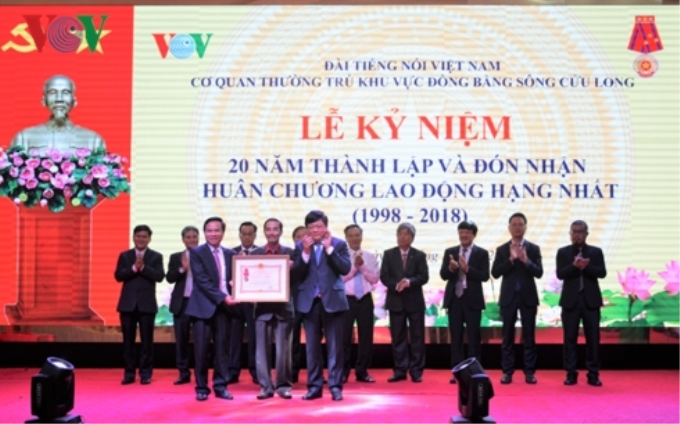 Thừa ủy quyền Chủ tịch nước Cộng hòa xã hội chủ nghĩa Việt Nam, Tổng Giám đốc Đài TNVN Nguyễn Thế Kỷ đã trao Huân chương Lao động hạng Nhất cho Cơ quan Thường trú khu vực ĐBSCL.