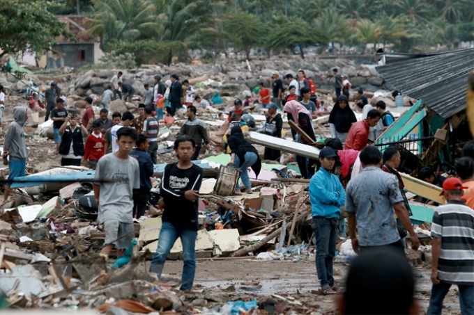 Nhân viên cứu hộ tìm kiếm nạn nhân thảm họa sóng thần tại South Lampung, Indonesia ngày 23/12. (Nguồn: AFP/TTXVN)