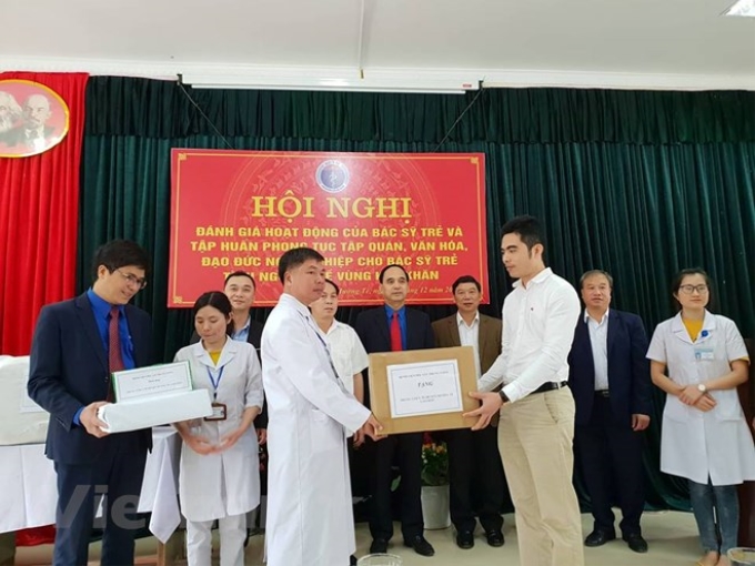 Đoàn công tác của Bộ Y tế tặng quà cho các trung tâm y tế của tỉnh Lai Châu. (Ảnh: PV/Vietnam+)