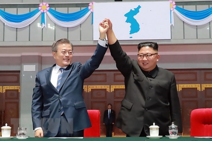 Tổng thống Hàn Quốc Moon Jae-in (trái) và nhà lãnh đạo Triều Tiên Kim Jong-un trong cuộc gặp tại Bình Nhưỡng ngày 19/9. (Ảnh: AFP/TTXVN)