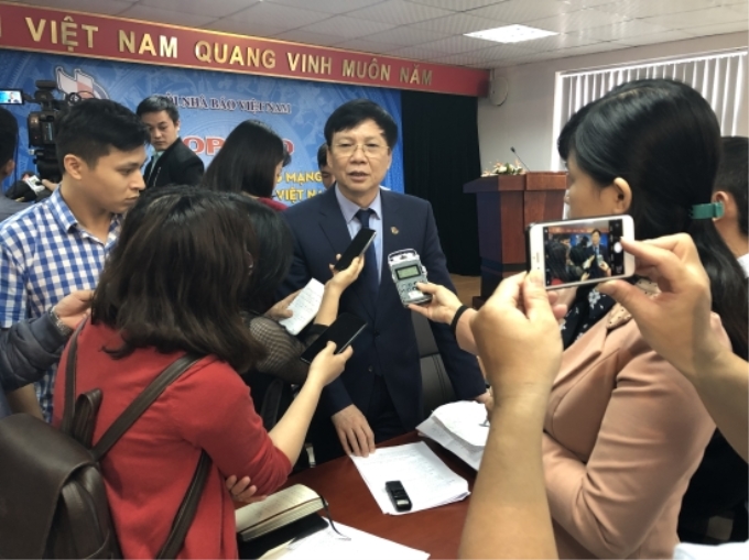 Đồng chí Hồ Quang Lợi trả lời phỏng vấn báo chí xung quanh bản quy tắc. Ảnh: TTH (Báo Biên phòng)