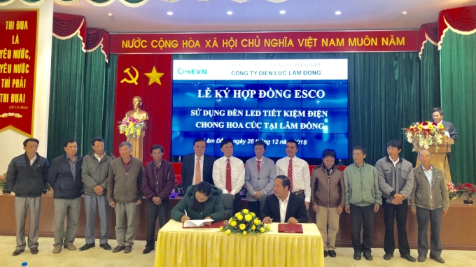 Đại diện Cty CP Nông nghiệp Đông Dương và các hộ dân ký kết hợp đồng ESCO sử dụng đèn led tiết kiệm điện chong hoa Cúc tại Lâm Đồng.