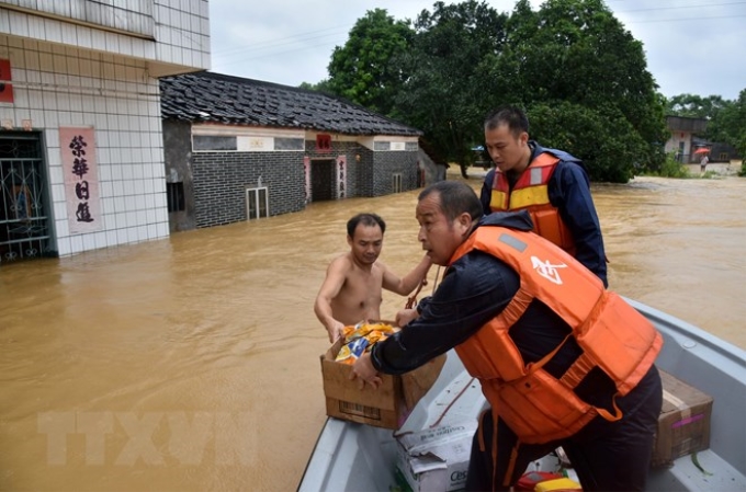 Lực lượng cứu hộ phân phát hàng hóa cứu trợ cho người dân vùng ngập lụt sau bão Mangkhut ở thành phố Dương Xuân, tỉnh Quảng Đông, miền nam Trung Quốc ngày 17/9/2018. (Nguồn: THX/TTXVN)