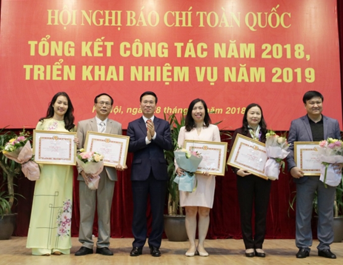 Đồng chí Võ Văn Thưởng trao bằng khen cho 5 cơ quan chủ quản, cơ quan chỉ đạo, cơ quan quản lý, cơ quan tham mưu báo chí đã có thành tích xuất sắc trong công tác báo chí năm 2018