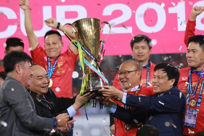 Thủ tướng Nguyễn Xuân Phúc trao cúp vô địch bóng đá Đông Nam Á-AFF Suzuki Cup 2018 cho Đội tuyển Bóng đá Việt Nam tối 15/12. Ảnh: VGP