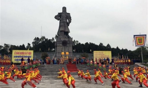Dâng hương kỷ niệm 230 năm ngày Nguyễn Huệ lên ngôi Hoàng đế