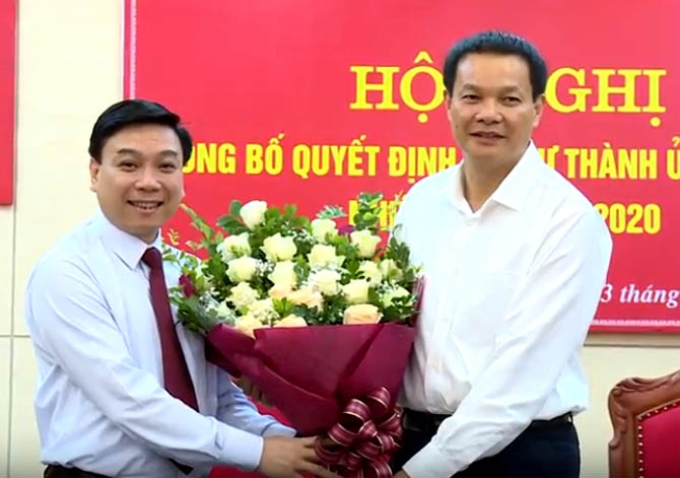 Phó Bí thư thường trực Tỉnh ủy Trần Văn Vinh tặng hoa chúc mừng đồng chí Nguyễn Văn Mạnh