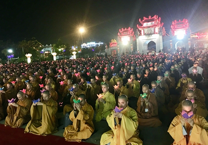 Tối 6/12/2018, tại sân chùa Trình Yên Tử, Lễ truyền đăng - Phật giáo Trúc Lâm hội tụ và lan tỏa diễn ra trọng thể với sự tham gia của hàng nghìn tăng, ni, phật tử. Đây là sự kiện trong Đại lễ tưởng niệm 710 năm Đức vua - Phật Hoàng Trần Nhân Tông nhập niết bàn. (Ảnh: baoquangninh.com.vn)