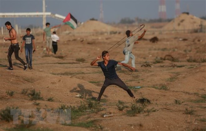 Người biểu tình Palestine xung đột với binh sỹ Israel tại khu vực biên giới phía đông dải Gaza ngày 9/11. (Nguồn: THX/TTXVN)