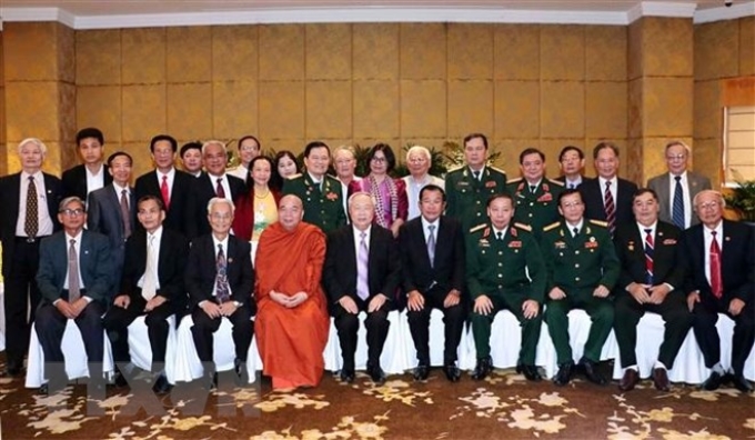Thủ tướng Campuchia Samdech Techo Hun Sen chụp ảnh chung với các đại biểu Hội Hữu nghị Việt Nam-Campuchia và cựu chiến binh quân tình nguyện Việt Nam tại Campuchia. (Ảnh: TTXVN)