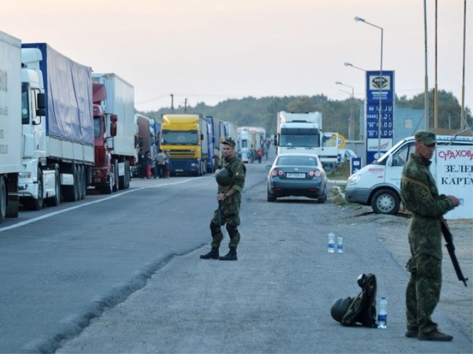 Cảnh sát Ukraine gác tại cửa khẩu biên giới Kalanchak. (Nguồn: AFP/ TTXVN)