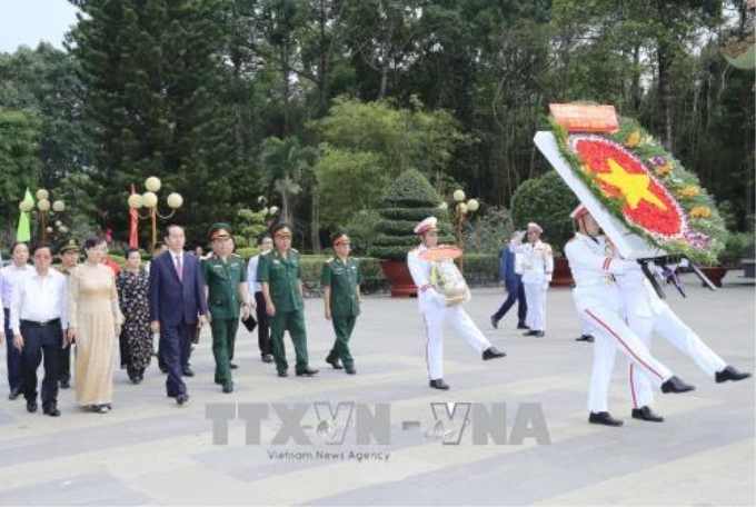 Chủ tịch nước Trần Đại Quang và Đoàn công tác Trung ương đến đặt vòng hoa, dâng hương tại Đền tưởng niệm Bến Dược. Ảnh: TTXVN