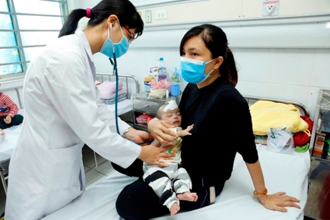 Bác sỹ chăm sóc và điều trị cho trẻ tại Bệnh viện Nhi Trung ương. (Ảnh: TTXVN)