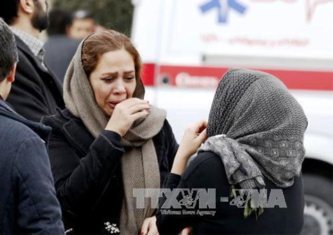 Thân nhân các hành khách chờ đợi thông tin tại sân bay Mehrabad ngày 18/2. (Ảnh: AFP/ TTXVN)