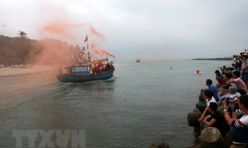 Ngư dân Quảng Ngãi "xông biển" lấy lộc đầu năm mới Mậu Tuất