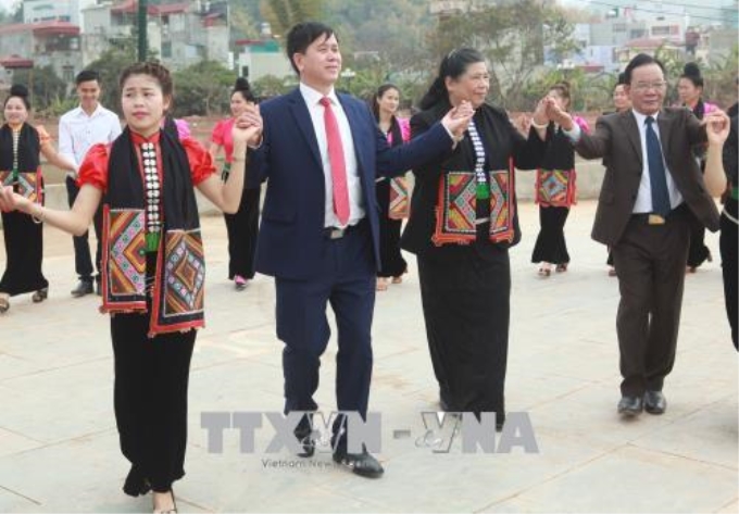 Phó Chủ tịch Thường trực Quốc hội Tòng Thị Phóng tham gia vòng xòe đoàn kết cùng đồng bào Sơn La. (Ảnh: TTXVN)