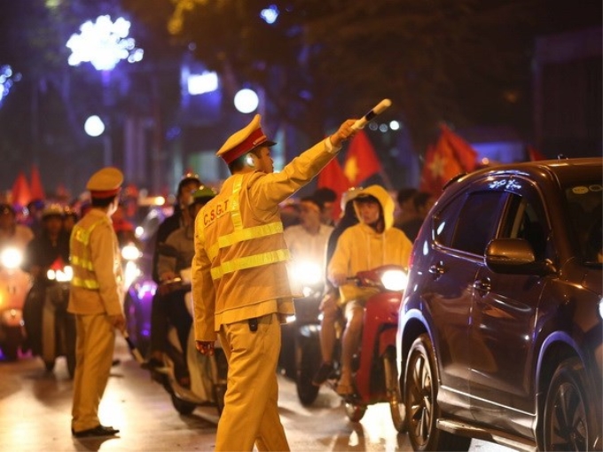 Cảnh sát giao thông Hà Nội làm nhiệm vụ phân luồng giao thông. (Ảnh: TTXVN)