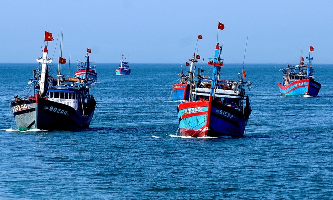 Sáng mồng 2 Tết Mậu Tuất, ngư dân huyện Lý Sơn (Quảng Ngãi) thực hiện nghi lễ mở cửa biển, bắt đầu cho mùa đánh bắt mới. Ảnh: PHẠM MỊNH