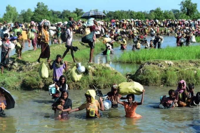 Người tị nạn Rohingya chạy trốn xung đột từ Rakhine (Myanmar) tới khu vực Palongkhali gần Ukhia, Bangladesh ngày 16/10/2017. (Nguồn: AFP/TTXVN)