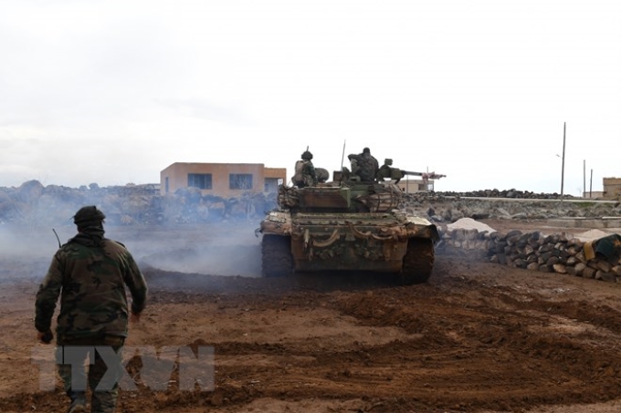 Binh sỹ quân đội Chính phủ Syria triển khai tại làng Obeid, tỉnh Aleppo. (Nguồn: AFP/TTXVN)