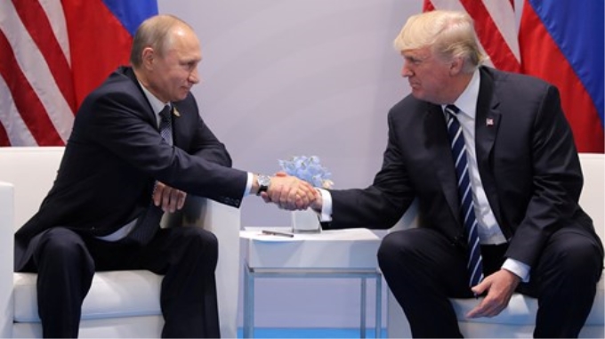 Tổng thống Nga Putin bắt tay Tổng thống Mỹ Donald Trump trong cuộc gặp song phương bên lề Hội nghị thượng đỉnh G-20 tại Hamburg, Đức ngày 7/7/2017. Ảnh: Reuters