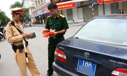 20 xe ôtô biển xanh, biển đỏ vi phạm giao thông bị phạt 'nguội' ở Hà Nội