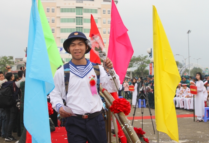 Thanh niên Đà Nẵng phấn khởi lên đường nhập ngũ năm 2017. (Ảnh: VGP)