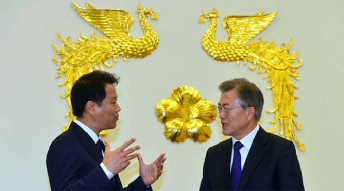 Chánh văn phòng Phủ Tổng thống, Im Jong-Seok (trái) và Tổng thống Hàn Quốc Moon Jae-In. (Nguồn: AFP)