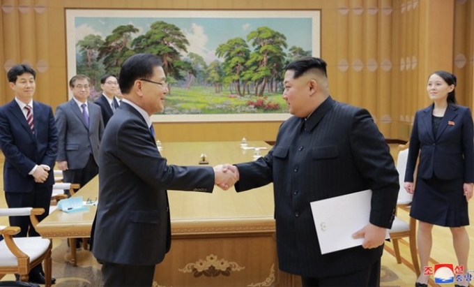 Nhà lãnh đạo Kim Jong-un (phải) và đặc phái viên của Tổng thống Hàn Quốc, ông Chung Eui-yong (trái) trong cuộc gặp tại Bình Nhưỡng ngày 5/3 vừa qua. (Ảnh: Yonhap/TTXVN)